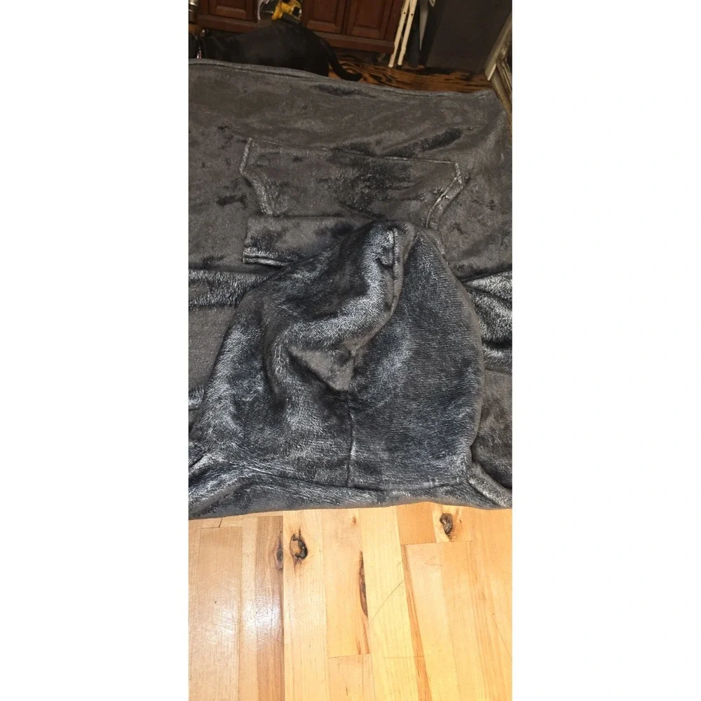 Oversized Gray Fleece Hooded Blanket with‎ Kangaroo Pocket and Sleeves